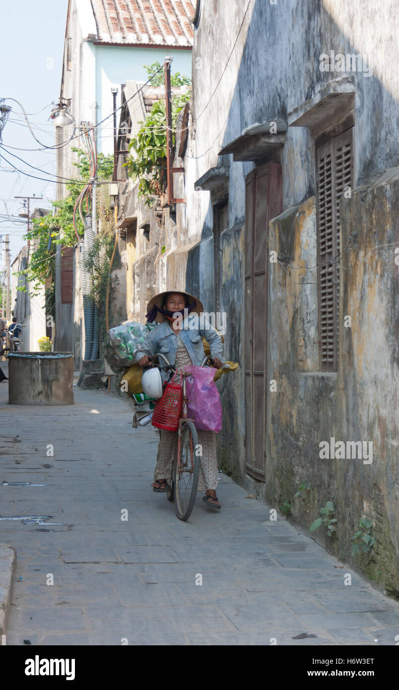 Donna vietnamita in bicicletta in Hoi An, Foto Stock