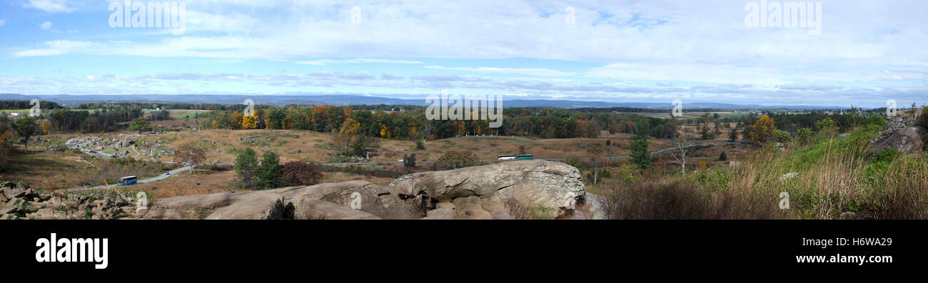 Vista panoramica del campo di battaglia di Gettysburg dal vertice del Little Round Top. Devil's Den è a sinistra; il Cimitero Ridge a destra. Foto Stock