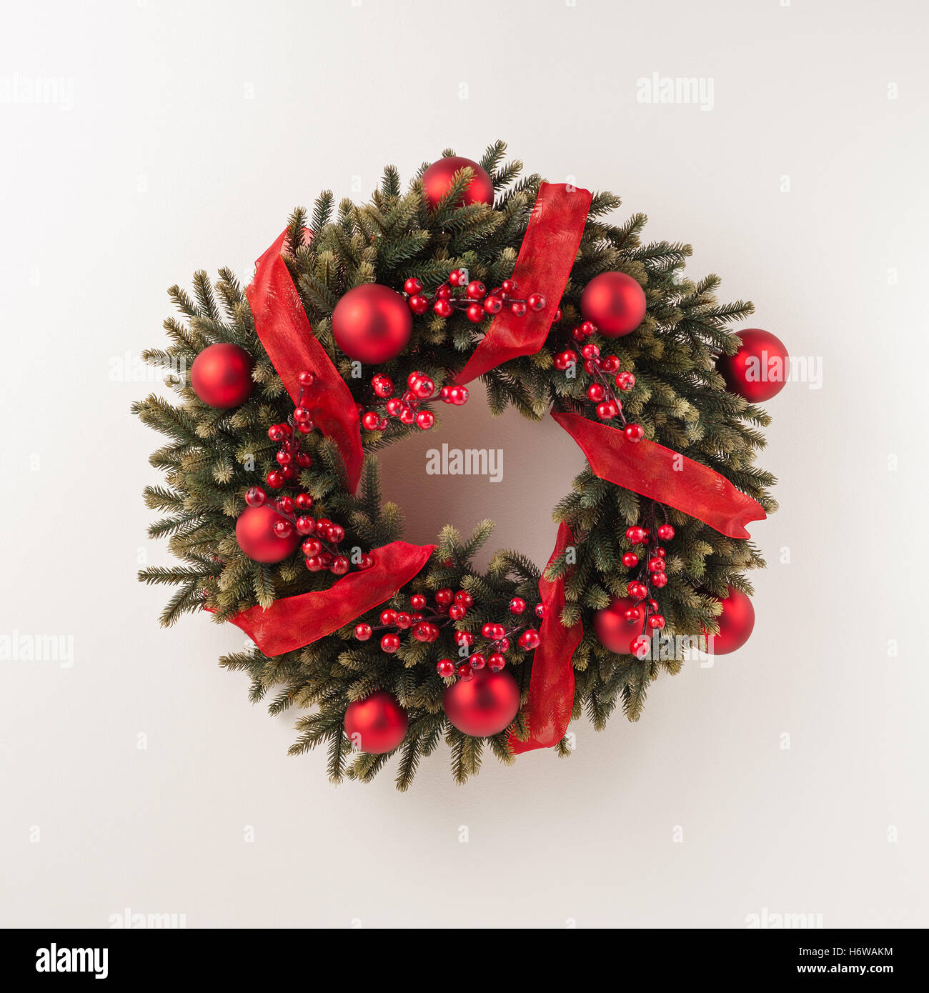 Vacanze invernali ad albero di pino di legno interno avvento ornamento decorazioni frutta party celebrazione evergreen tradizionali abete brillante lucido Foto Stock