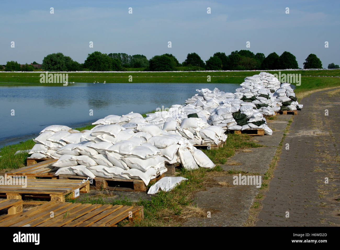 Sacchi di sabbia sulla diga Foto Stock