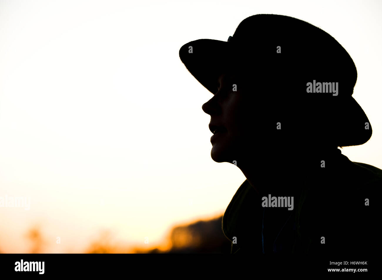 Donna con cappello, silhouette Foto Stock