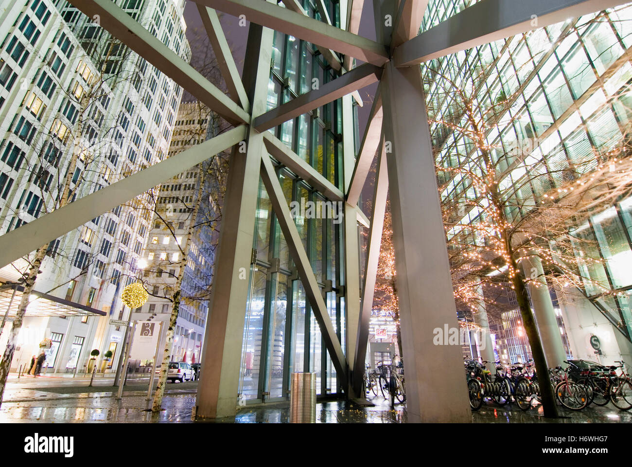 Ritz Carlton e DB-torre a Potsdamer Platz di Berlino la notte Foto Stock