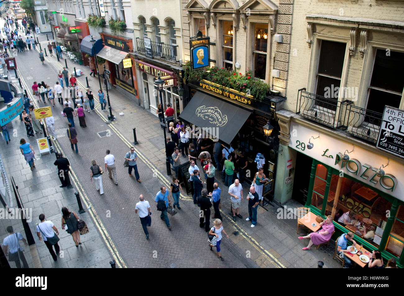 La zona pedonale tra Embankment e Charing Cross a Londra, Inghilterra, Regno Unito, Europa Foto Stock