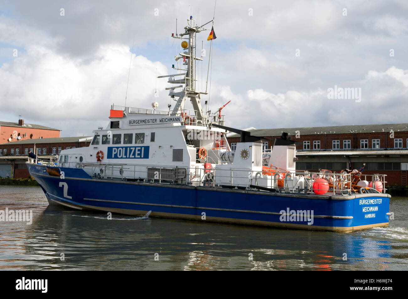 Barca di polizia nel vecchio porto da pesca, North Sea Resort a Cuxhaven, Bassa Sassonia Foto Stock