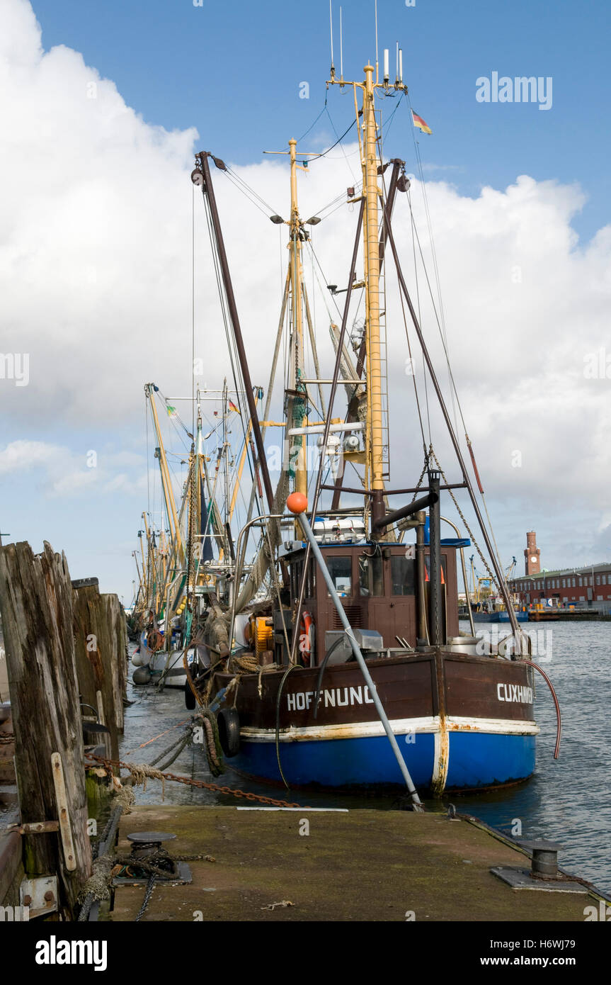 Barca da pesca nel vecchio porto da pesca, North Sea Resort a Cuxhaven, Bassa Sassonia Foto Stock