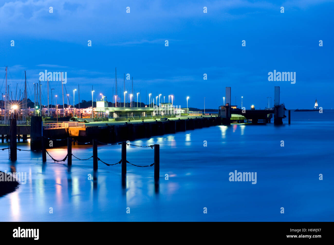 Dal terminal dei traghetti di notte, North Sea Resort a Cuxhaven, Bassa Sassonia Foto Stock