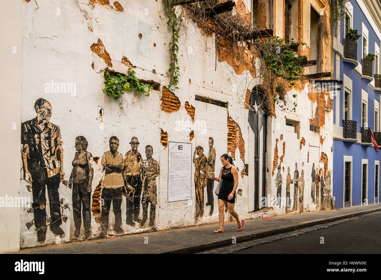 Oltrepassando il Puerto Rico porta, dipinta di nero per protestare contro la mancanza di stanziamenti statunitensi nella vecchia San Juan (Portorico) Foto Stock