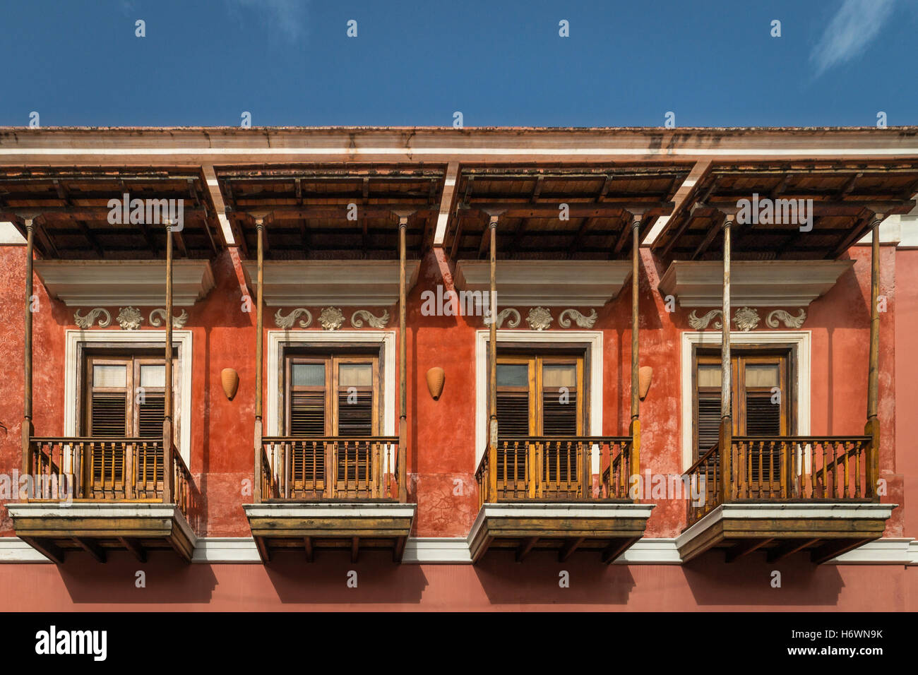 Un modello di livello superiore balconi su un edificio di due piani in Old San Juan (Portorico) Foto Stock