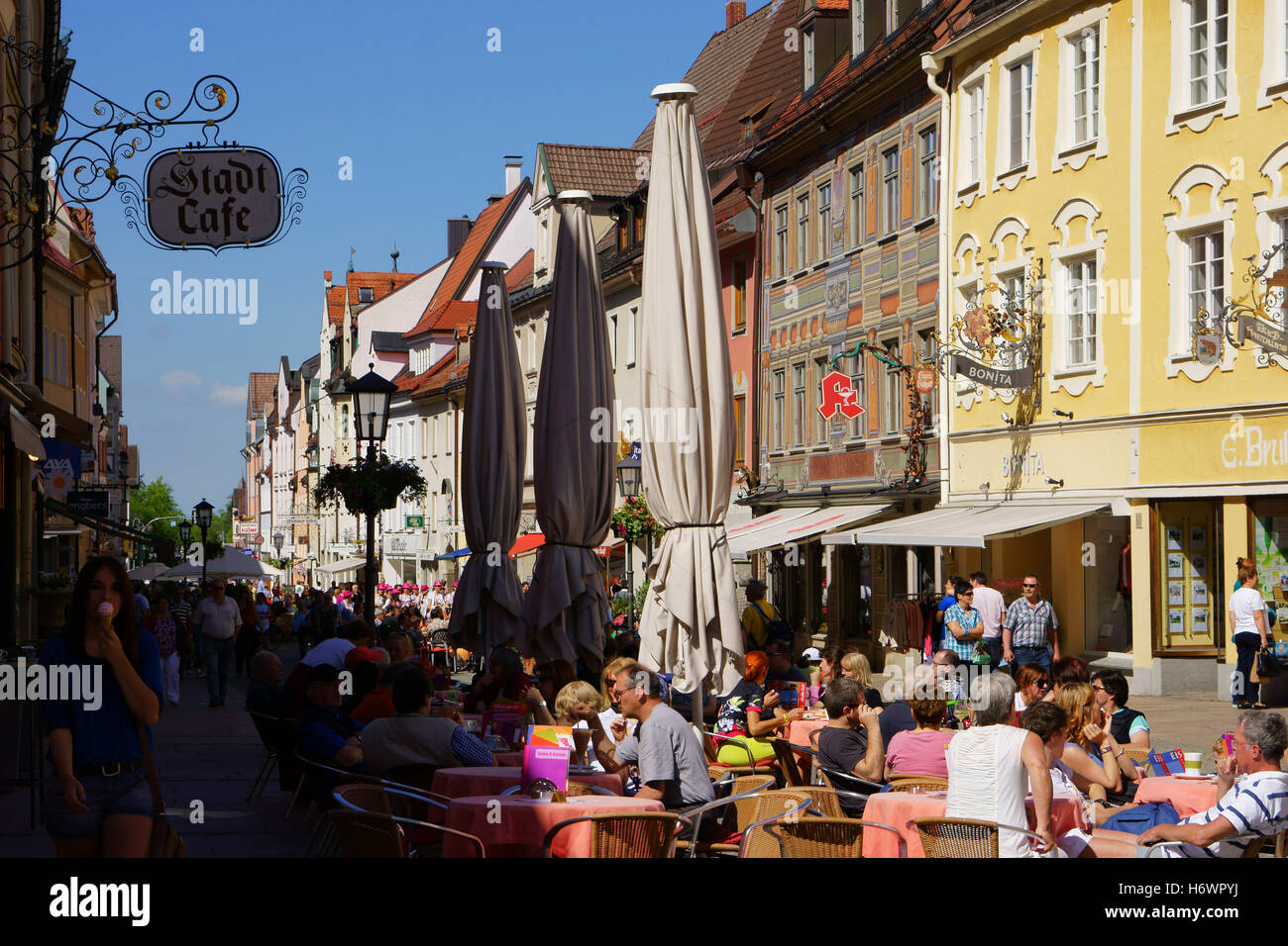 Street ristoranti nella città storica Füssen, Baviera, Germania Foto Stock