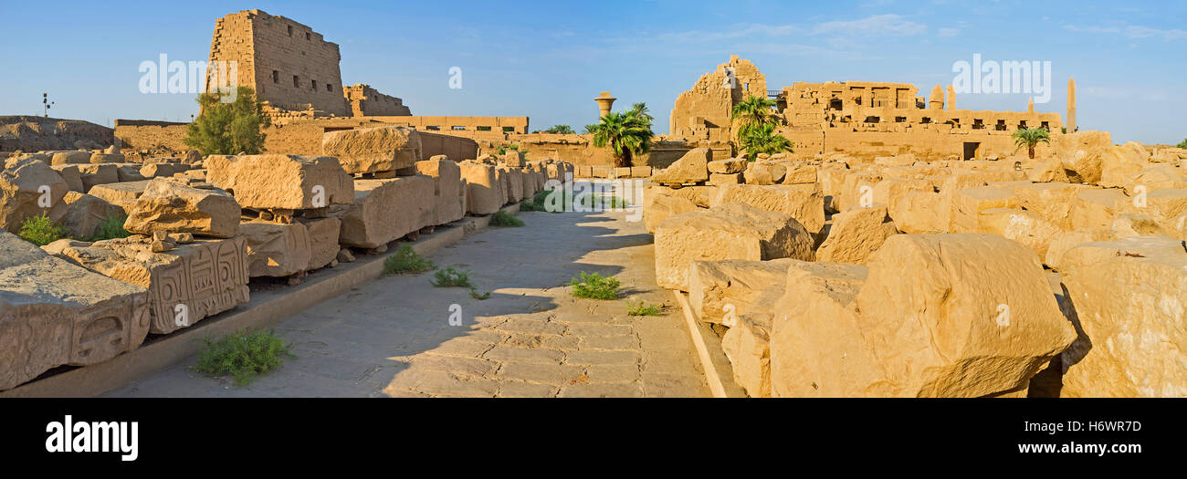 La vista panoramica del sud del percorso processionale del Tempio di Karnak Luxor Egitto. Foto Stock