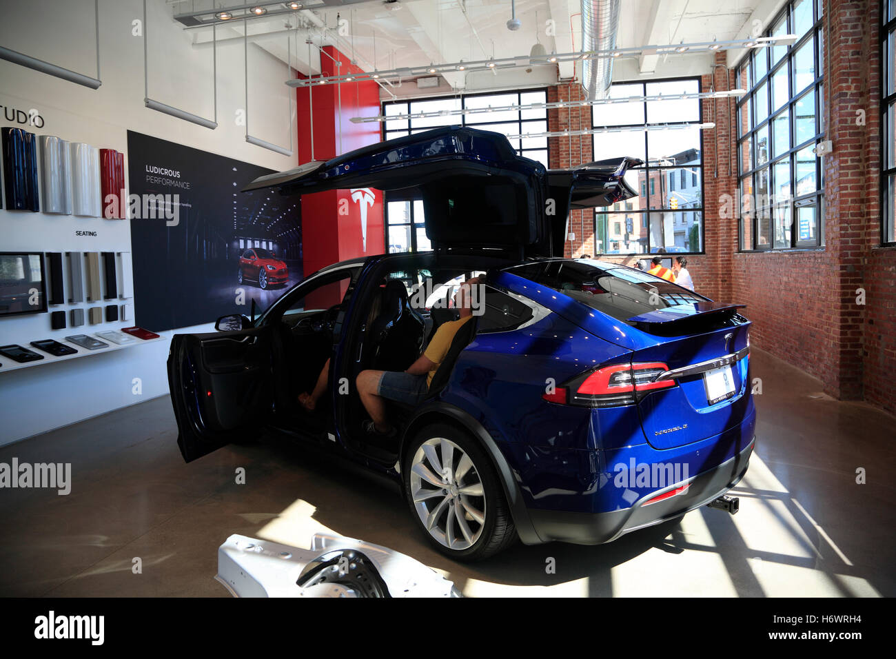 Lo Showroom di Tesla con TESLA modello X, Red Hook, Brooklyn, New York, Stati Uniti d'America Foto Stock