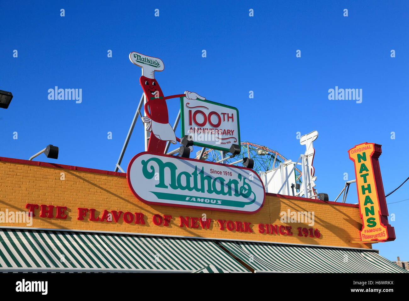 NATHAN famos hot dog ristorante (dal 1916) , passeggiata lungomare, a Coney Island, Brooklyn, New York, Stati Uniti d'America Foto Stock