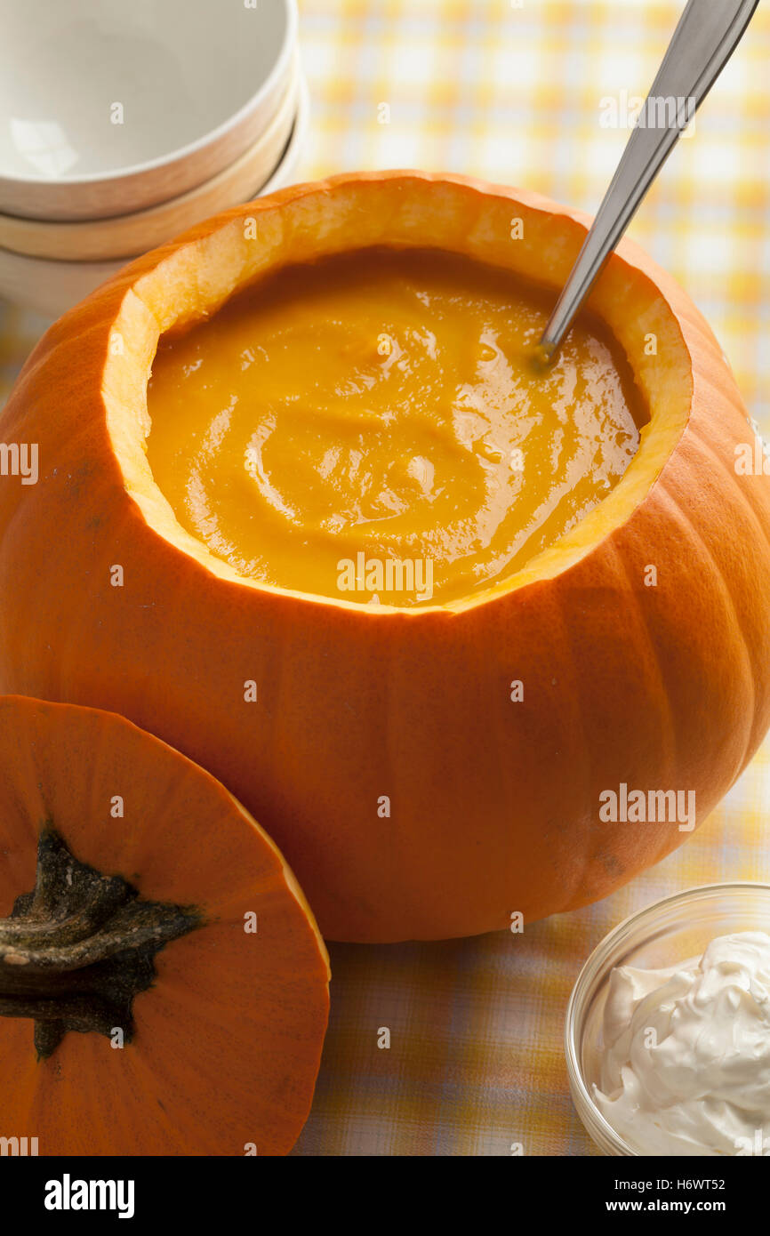 Fatta fresca zuppa di zucca in una zucca arancione Foto Stock