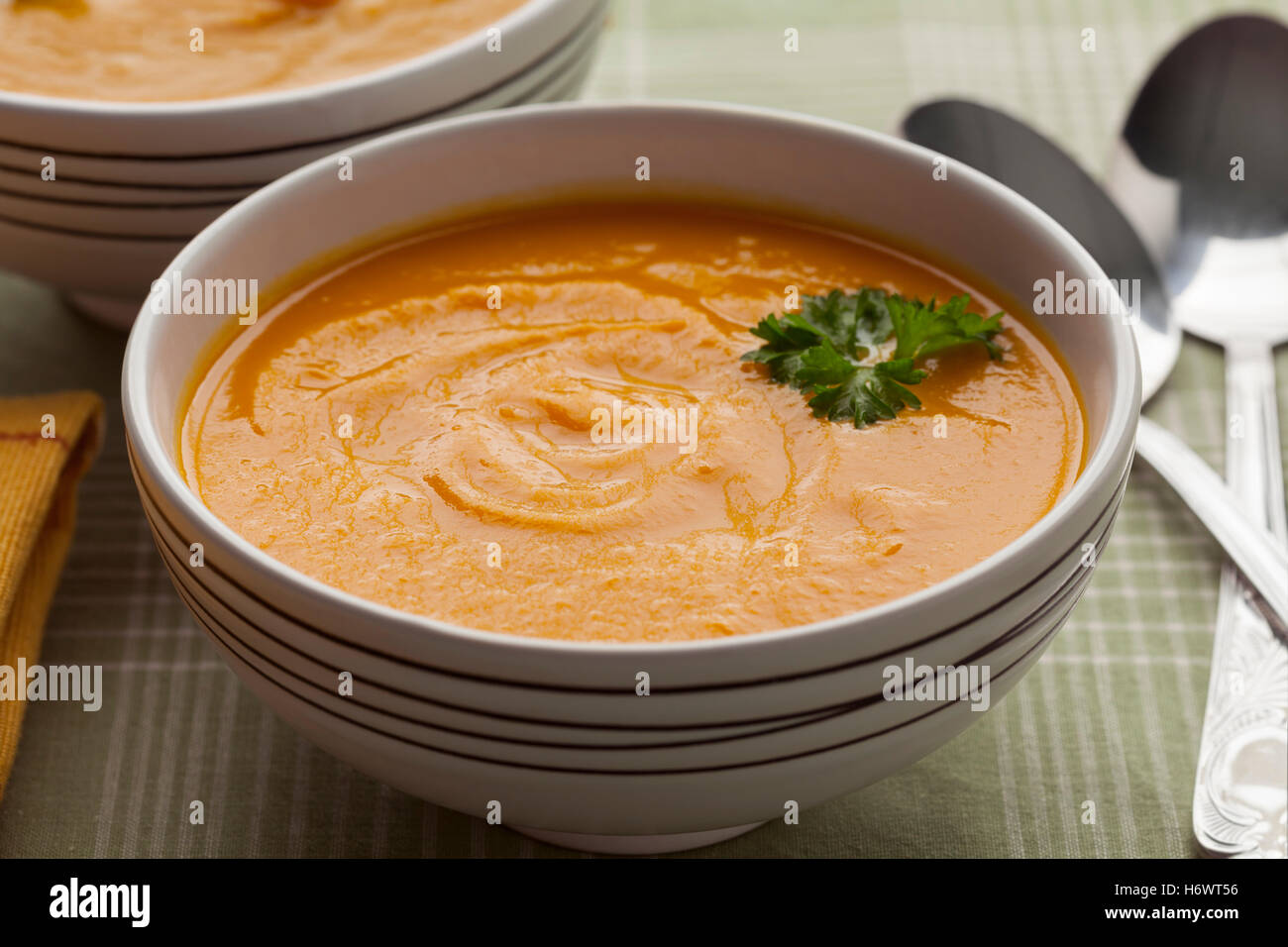 Ciotola con fatta fresca zuppa di zucca per cena Foto Stock