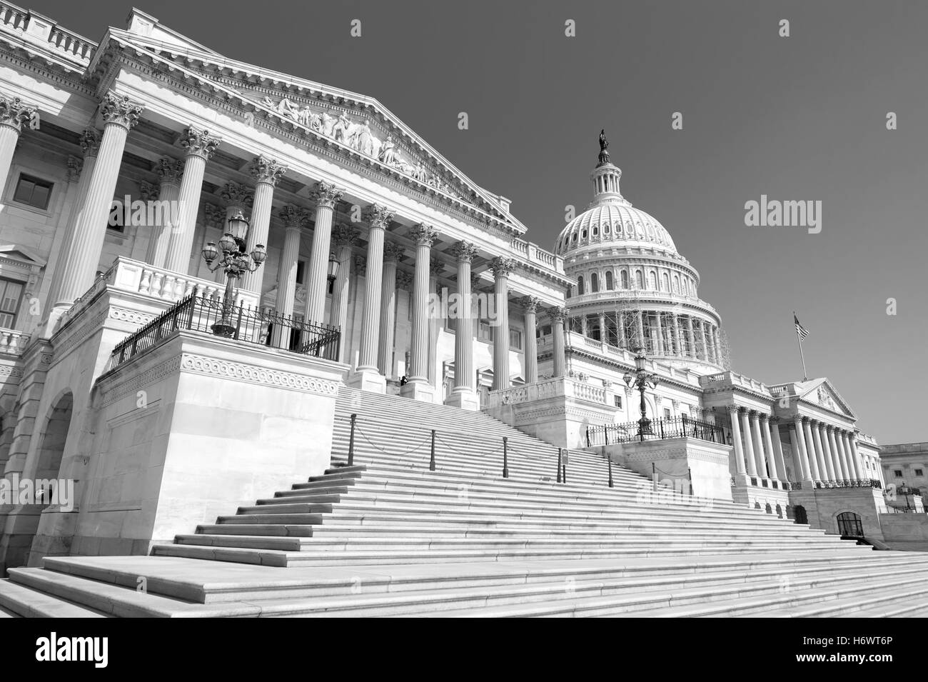 Scala d'ingresso alla casa della Camera di Rappresentanti presso gli Stati Uniti Campidoglio di Washington DC, Stati Uniti d'America in bnw Foto Stock