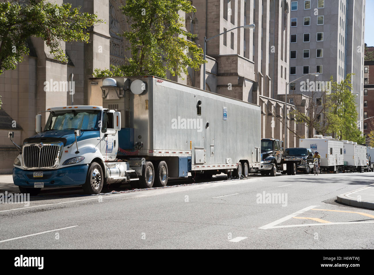 Upper West Side di New York STATI UNITI D'AMERICA troupe trattori e rimorchi trasporto parcheggiato sul marciapiede Foto Stock