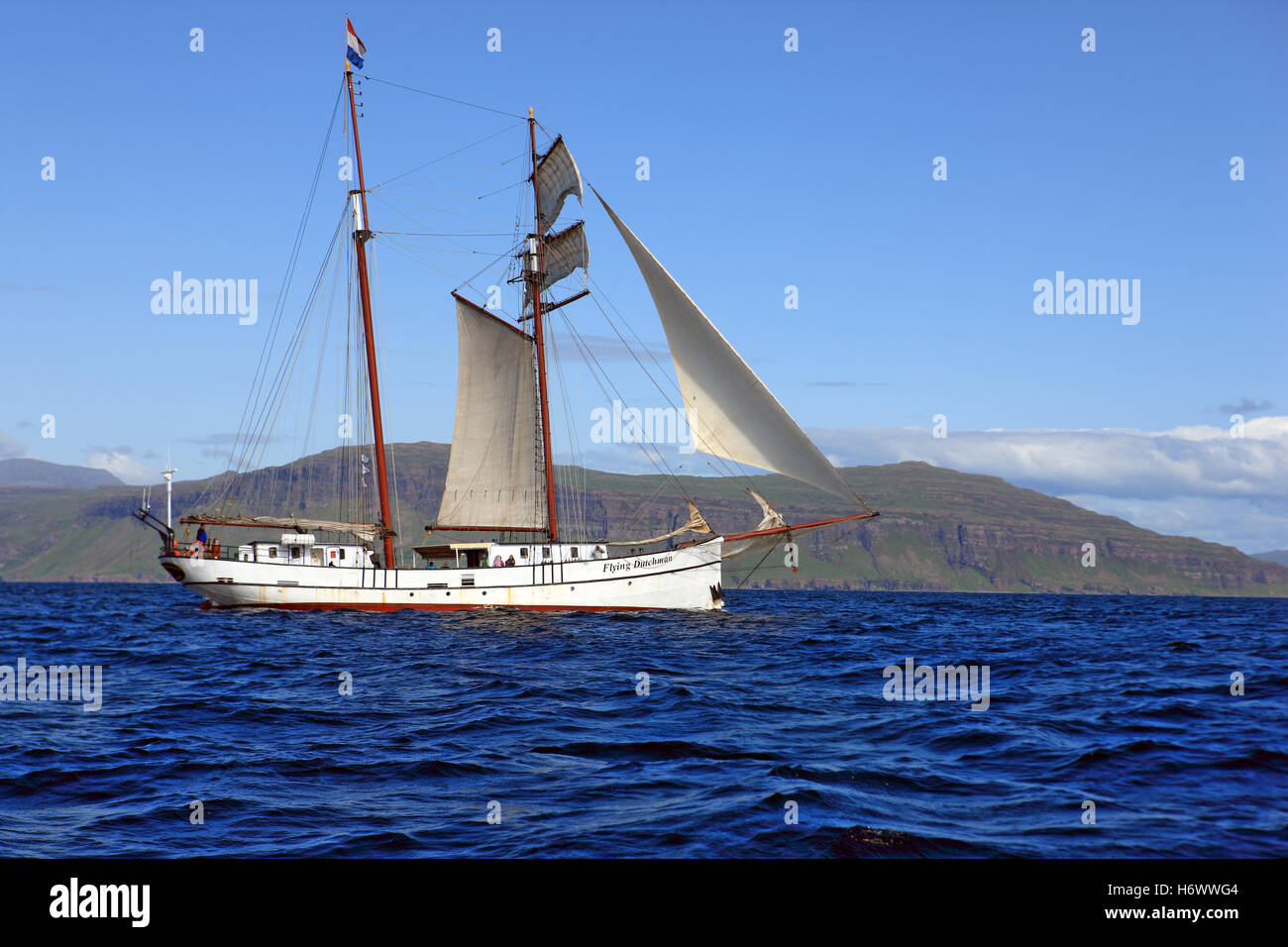 Olandese grande veliero nave passando il Burg sulla Isle of Mull nelle Ebridi Interne di Scozia Foto Stock