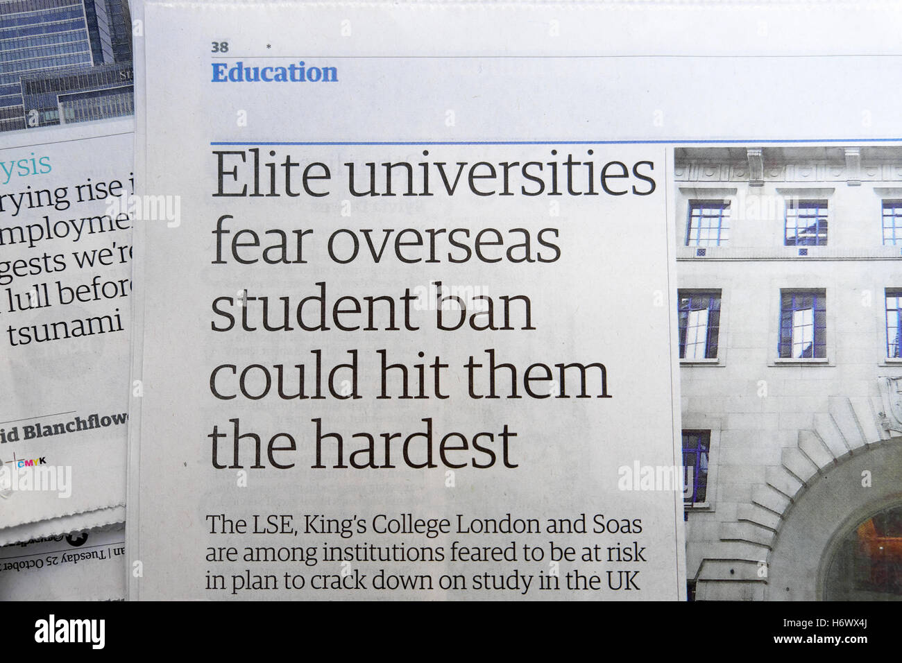 " Elite università paura overseas student divieto potrebbe colpire più duramente" articolo nel quotidiano Guardian articolo 2016 LONDON REGNO UNITO Foto Stock