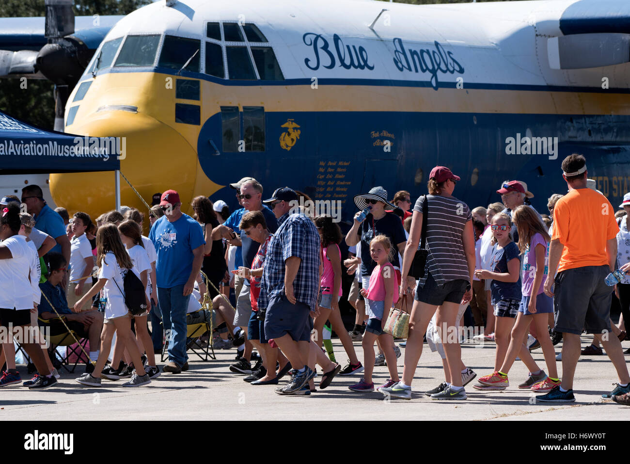 Pensacola Florida USA i visitatori a livello nazionale Museo dell'aviazione navale passando Fat Albert precedentemente noto come piano di appoggio per il Blue Angels Foto Stock