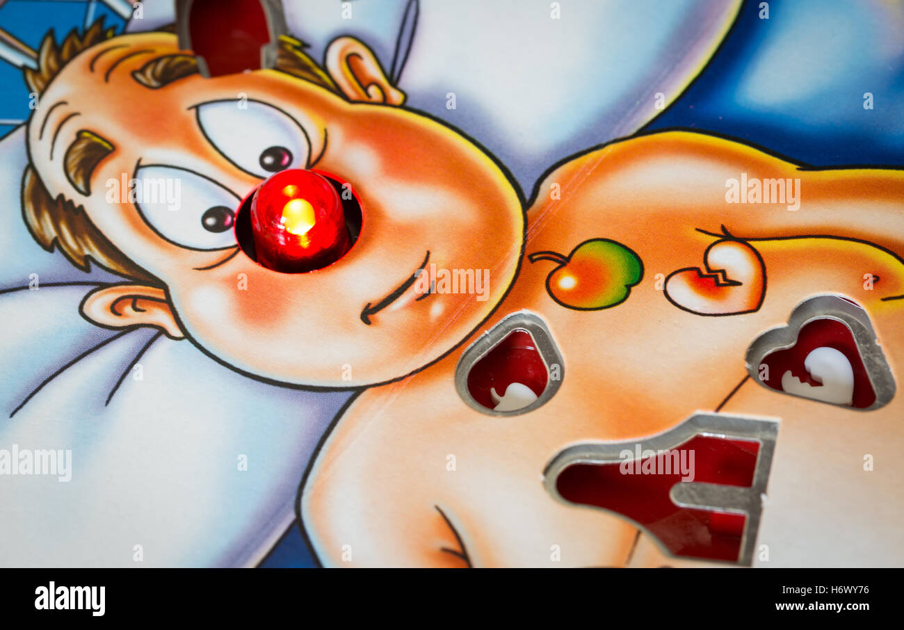 Il funzionamento del gioco di bordo con il naso del paziente lampeggia Foto Stock