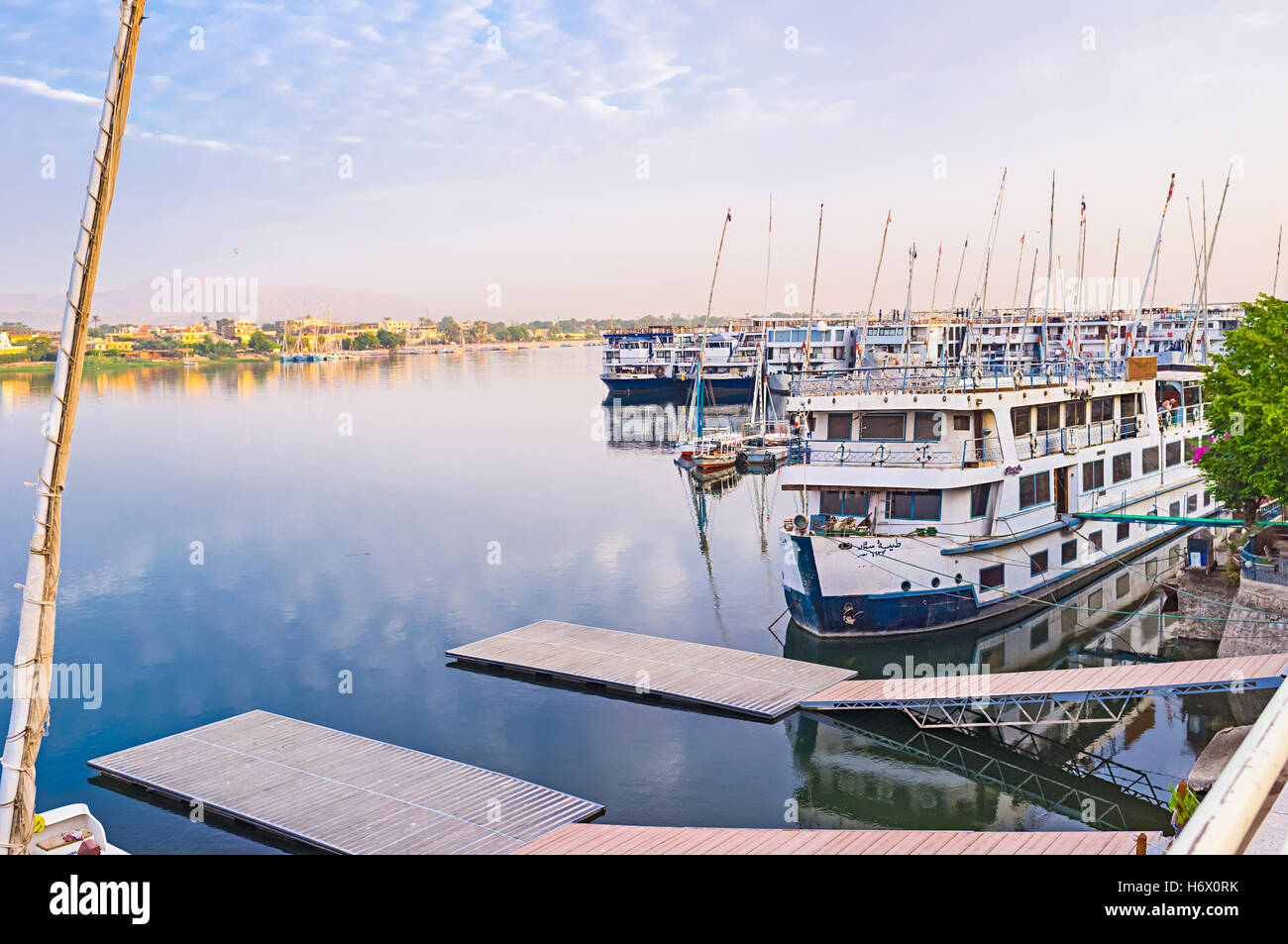 Molte navi da crociera sono attraccati alla riva orientale del Nilo e attendere per i turisti di trascorrere del tempo in città, Luxor Foto Stock