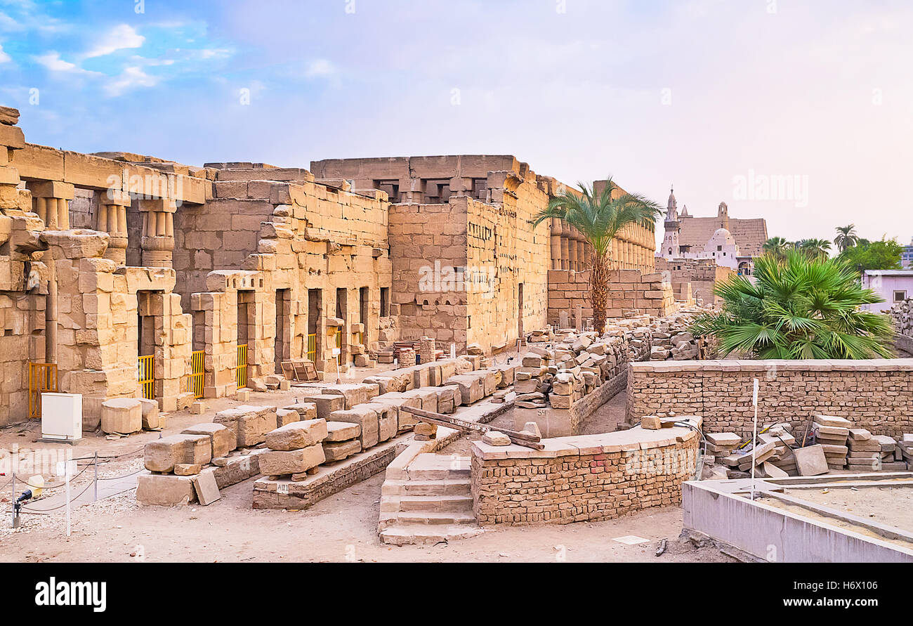 Le antiche mura del tempio di Luxor e cambiare il colore durante il Sunrise, Egitto. Foto Stock