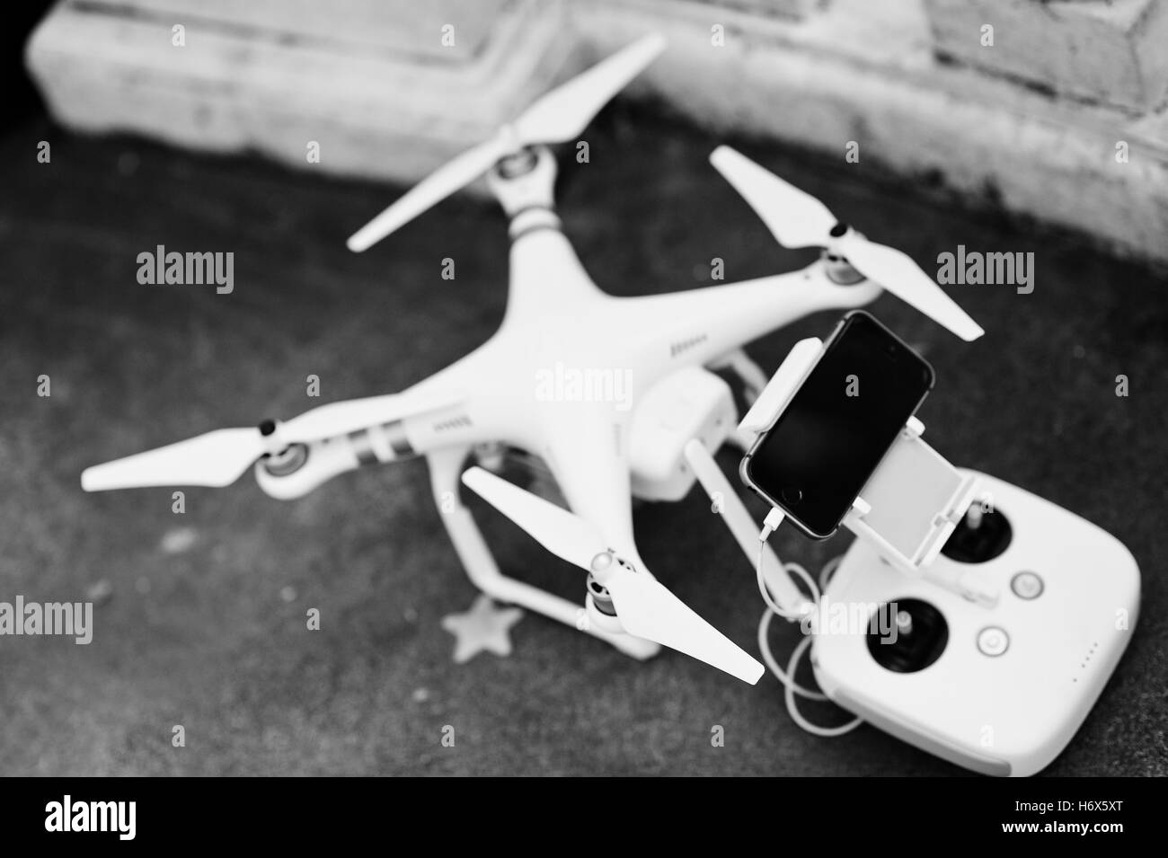 Hai, Ucraina - 20 Ottobre 2016: DJI Phantom IV Pro drone quadcopter con telecomando e gadget Foto Stock