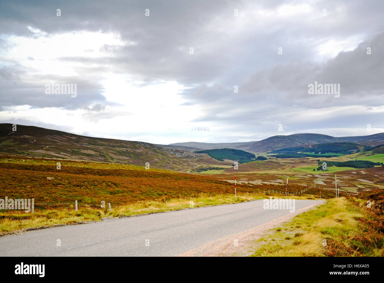 Una vista della A939 Old Military Road che corre sulla brughiera e le Grampian Mountains ad Aberdeenshie, Scozia, Regno Unito. Foto Stock