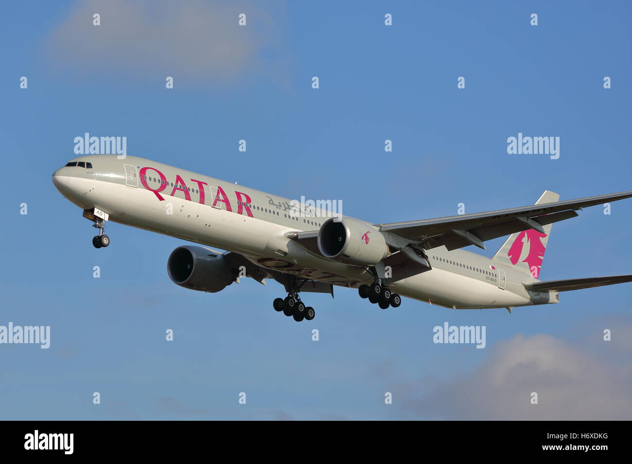 Qatar Airways Boeing DZER 777-3A7-BAO atterraggio all' Aeroporto di Heathrow di Londra, Regno Unito Foto Stock