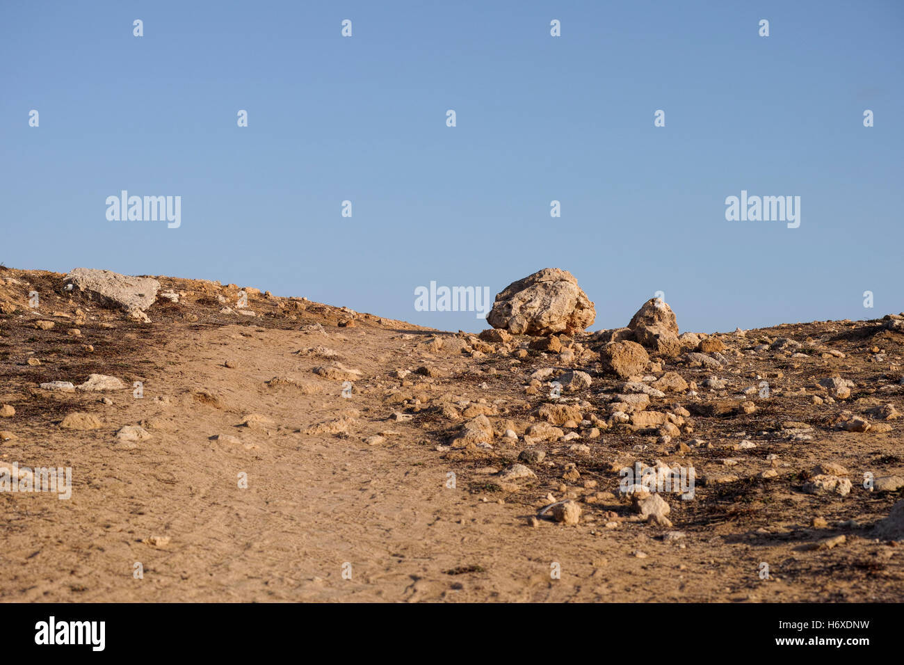 Paesaggio roccioso. Percorso con le rocce su entrambe le dimensioni. Foto Stock
