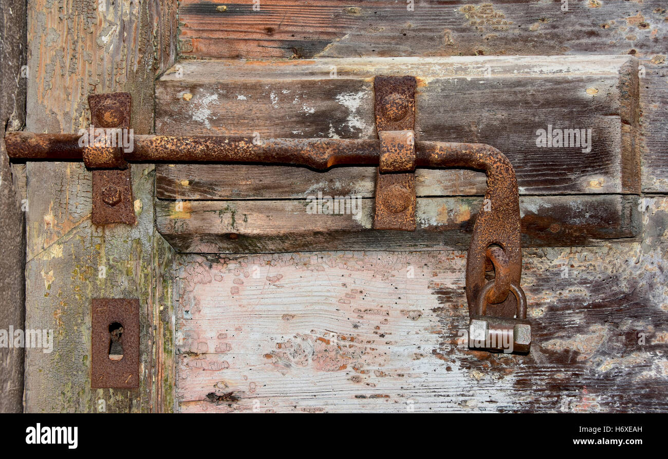 Vecchia serratura con la ruggine, la toppa di chiave e lucchetto Foto Stock