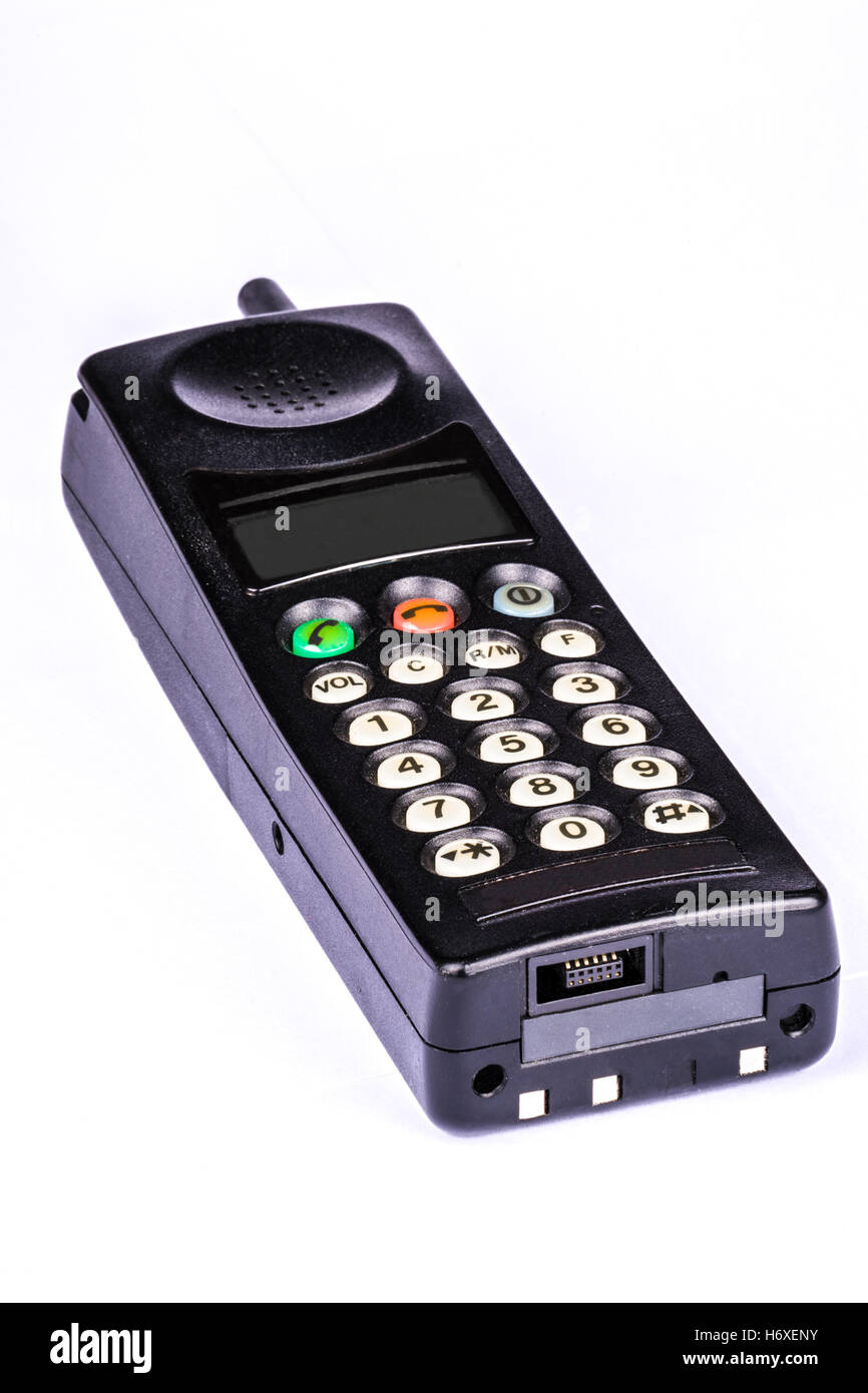 Vecchio stile vintage nero mobile telefono in mattoni posati su uno sfondo bianco Foto Stock
