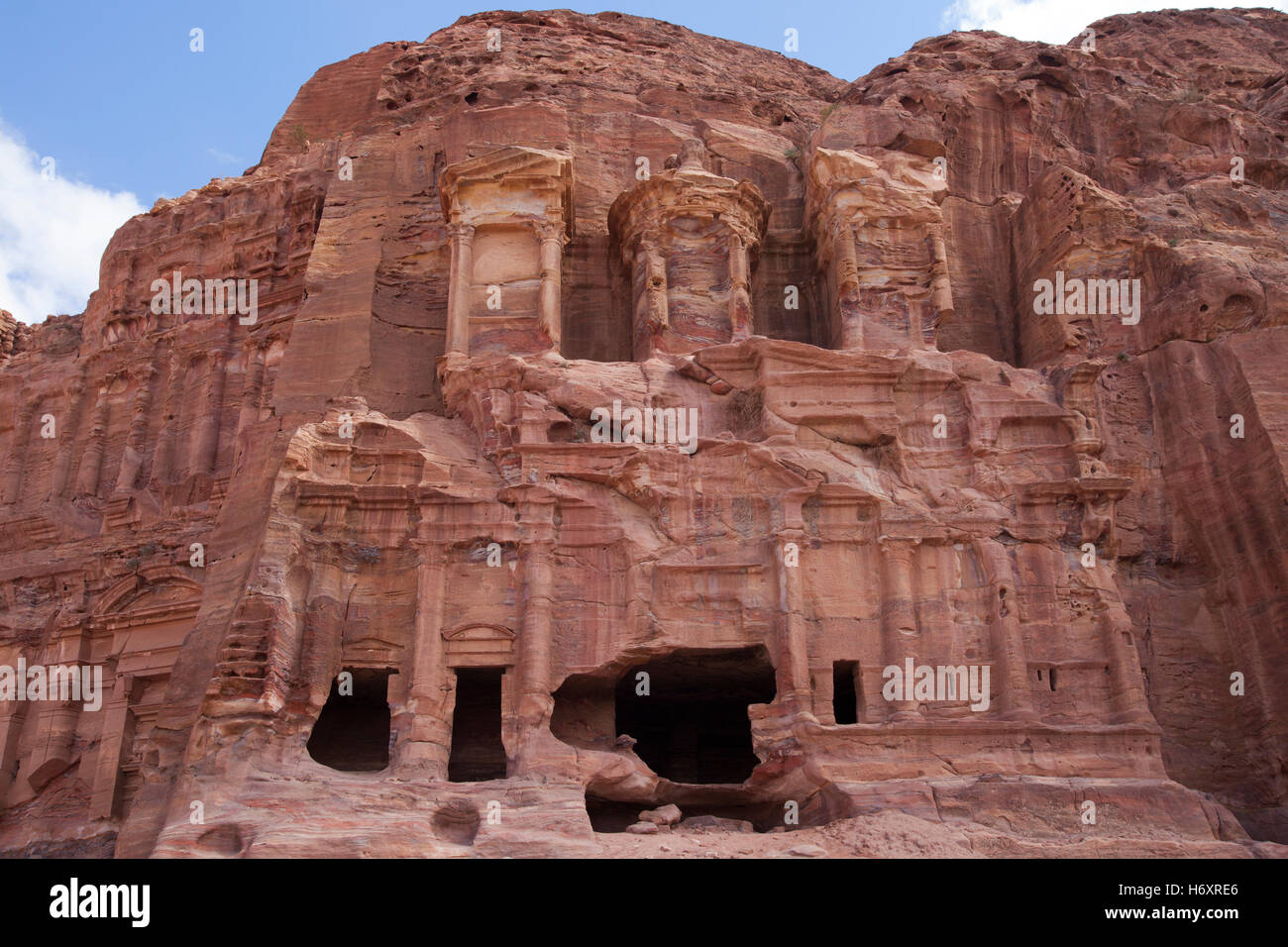 Vista di antichi Nabatean rock cut monumento chiamato il corinzio tomba presumibilmente una replica di Nero Il Golden Palace di Roma intagliato in Jabal al-Khubtha conosciuta come 'Tombe Reali' situato a Petra antica capitale del regno Nabatean nel deserto sudoccidentale della Giordania Foto Stock