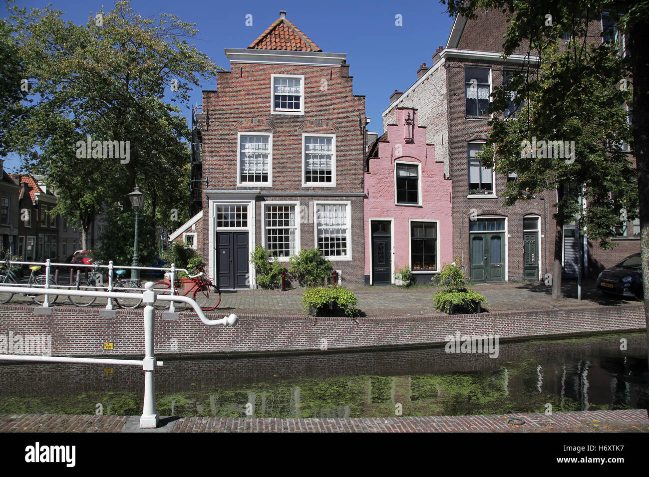 Casa rosa nella città di Leiden nei Paesi Bassi Foto Stock