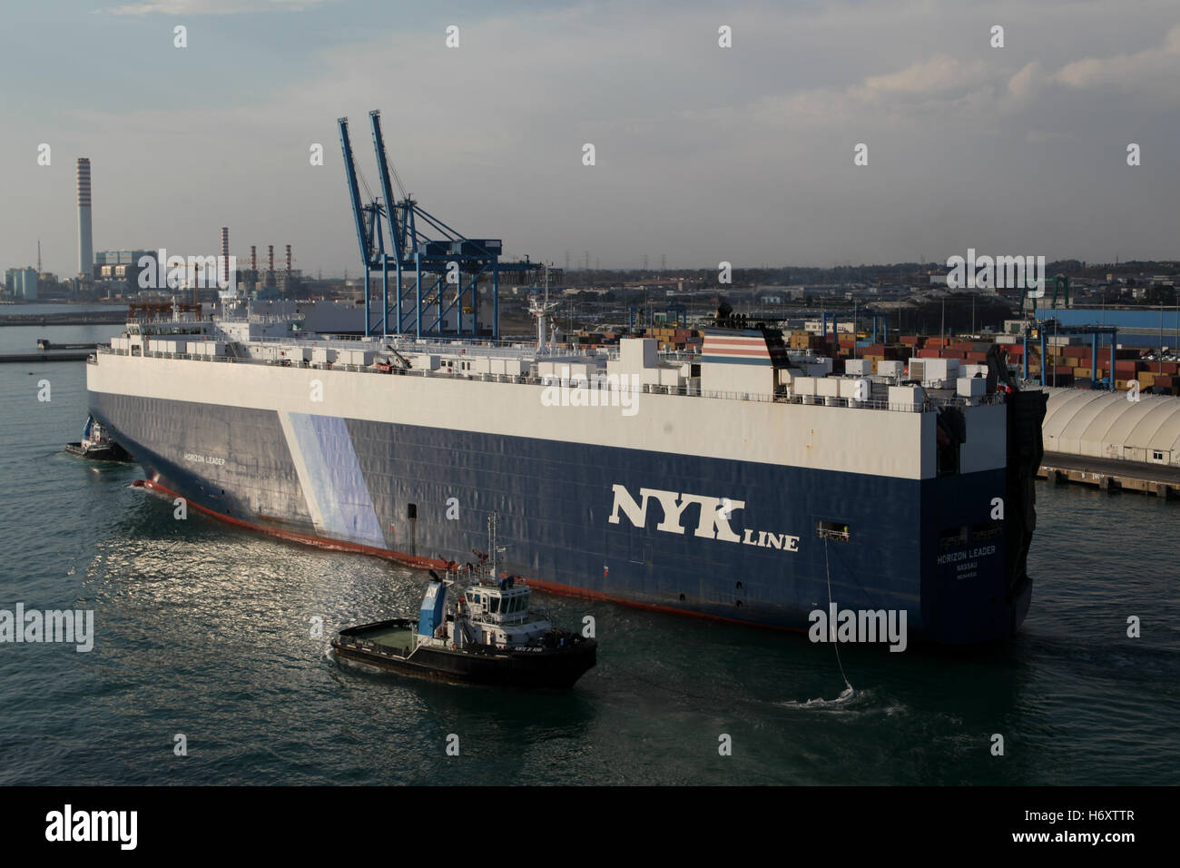 NYK Line nave portacontainer lasciando Civitavecchia, Italia Foto Stock