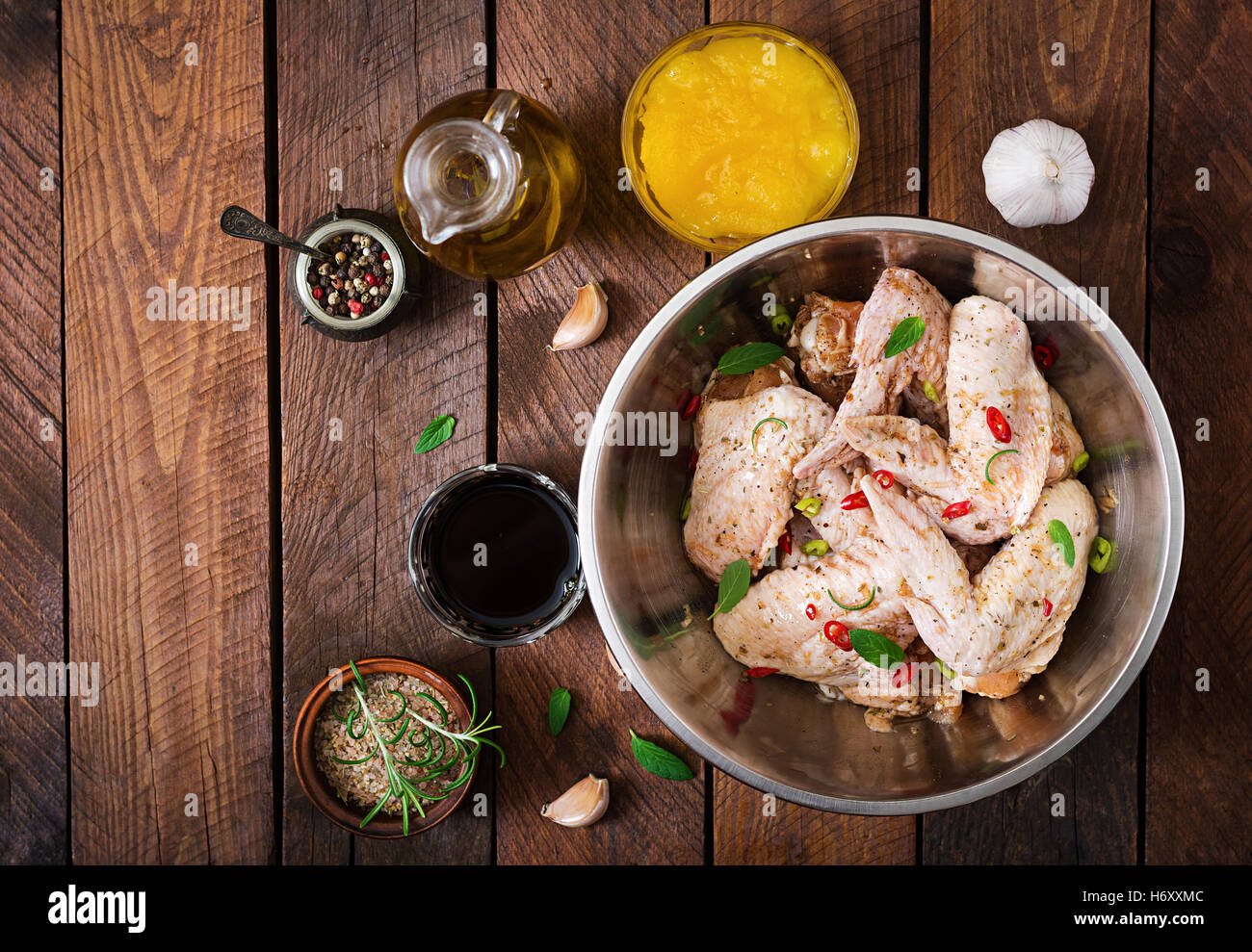 Materie marinato ali di pollo preparato in stile asiatico con il miele, aglio, la salsa di soia e le erbe.vista superiore Foto Stock