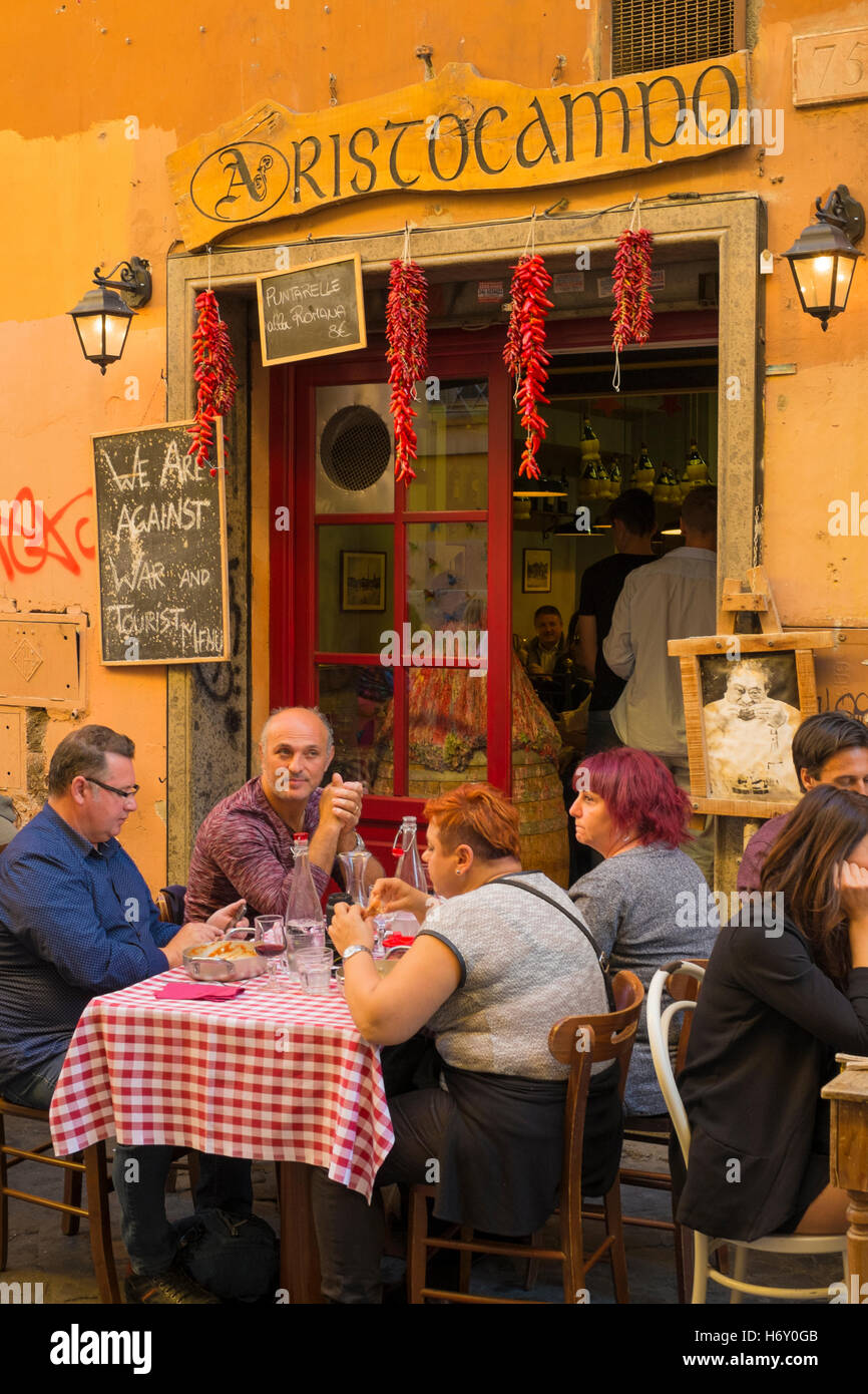 Persone mangiare fuori in Roma, Italia Foto Stock