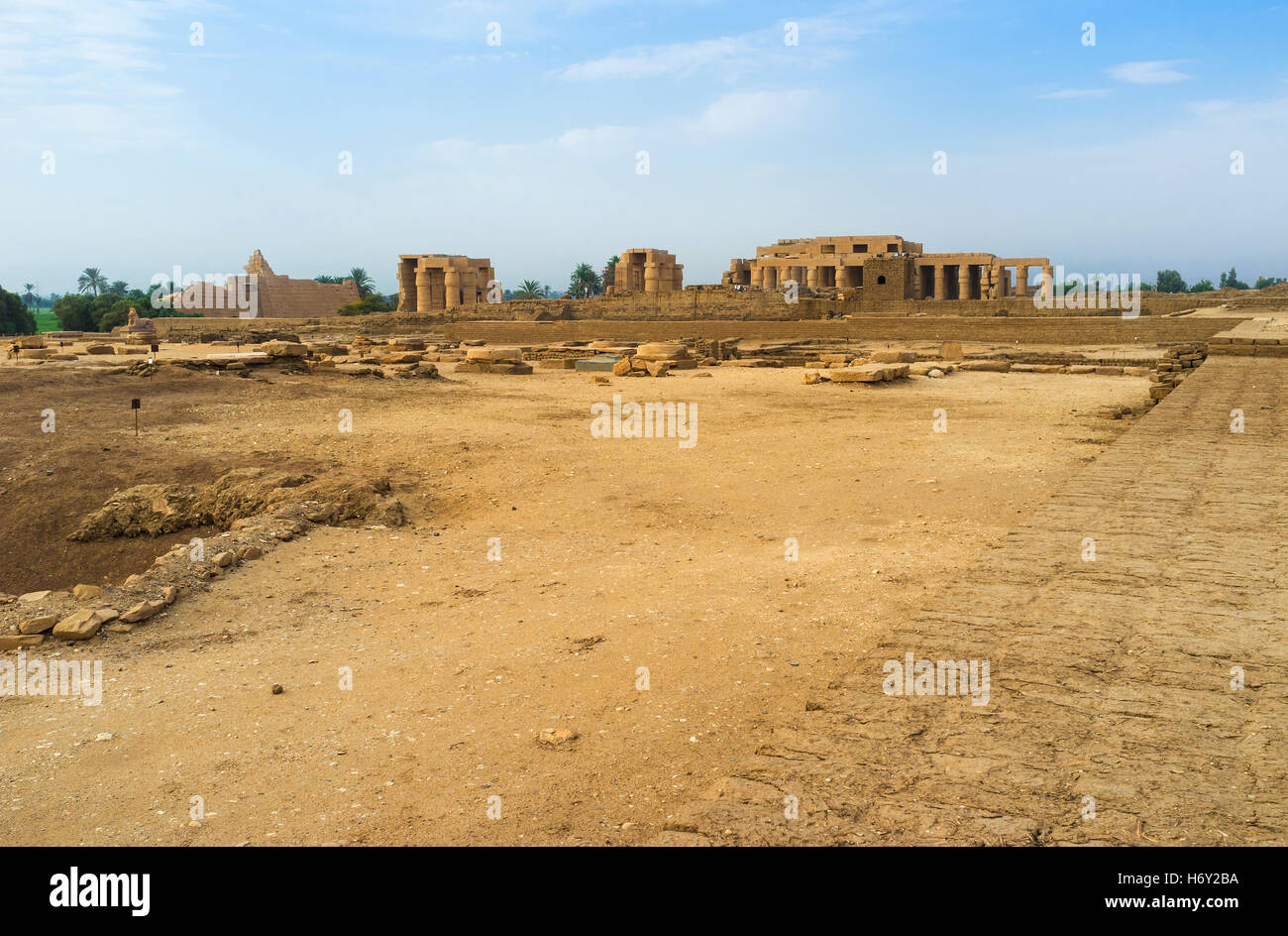 Le rovine del tempio su uno dei siti archeologici di necropoli tebana, Luxor, Egitto. Foto Stock Le rovine del tempio su uno dei siti archeologici di necropoli tebana, Luxor, Egitto. Foto Stock