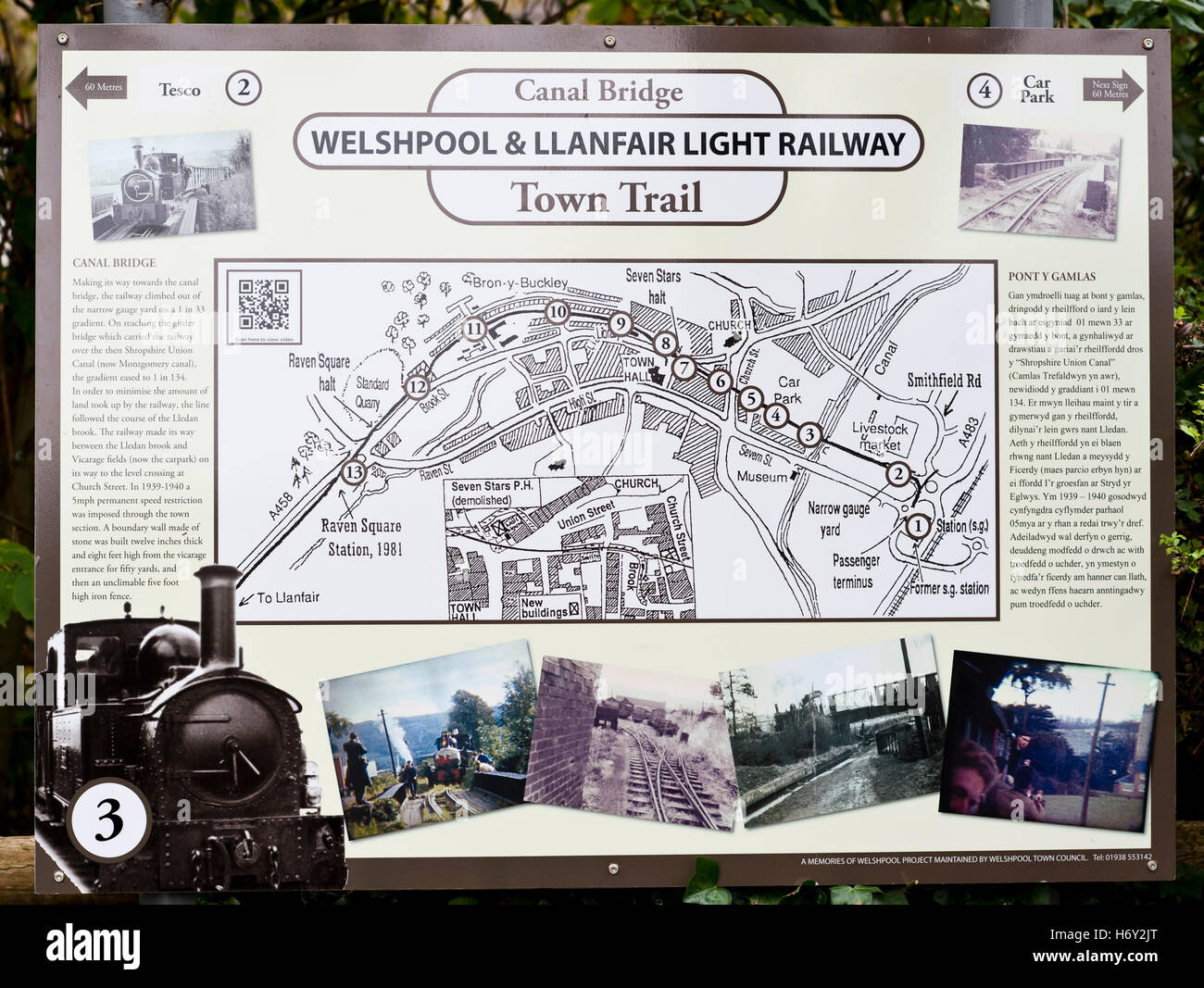 Bacheca che descrive il percorso originale del Welshpool e Llanfair railway attraverso la cittadina di Welshpool, il Galles Centrale Foto Stock