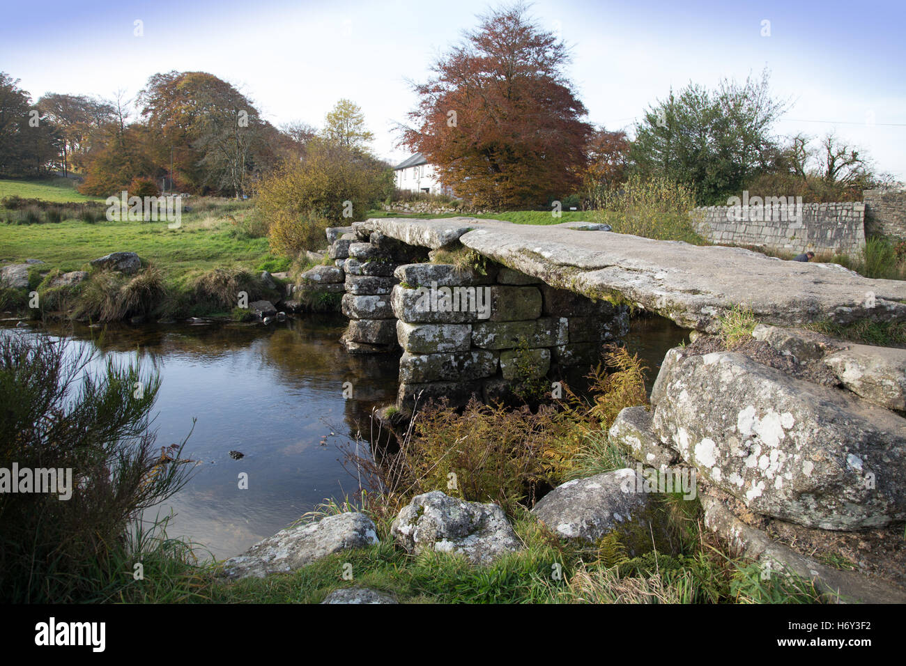 Il battaglio antico ponte a Postbridge, su Dartmoor Devon. Costruito13th secolo per abilitare i cavalli per attraversare il est Dart River Foto Stock