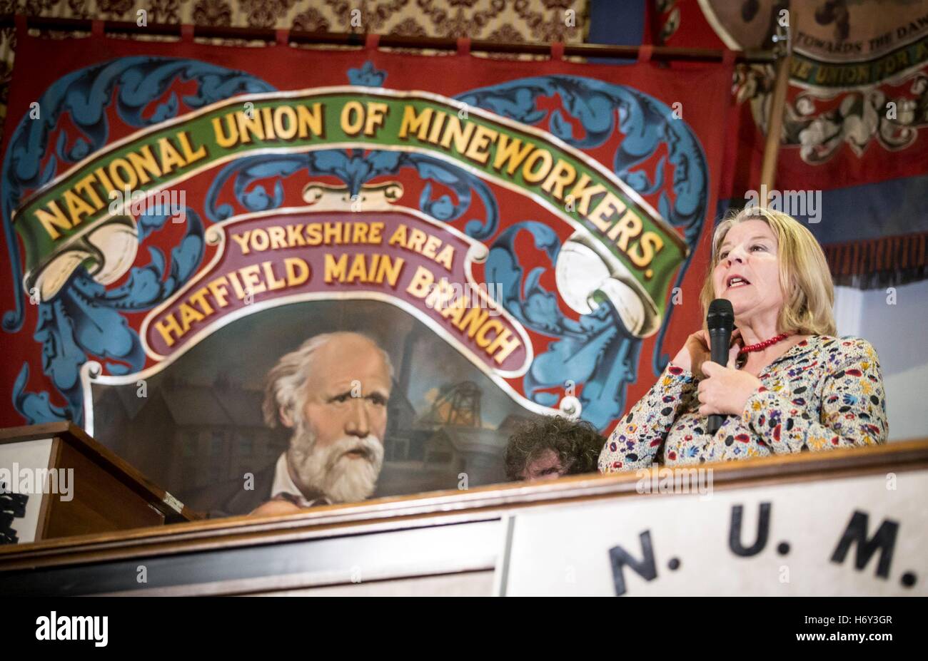 Barbara Jackson, della campagna Orgreave verità e Giustizia, parla durante una conferenza stampa presso l'ufficio della National Miners Union di Barnsley, Yorkshire, come attivisti per un'indagine sulla cosiddetta Battaglia di Orgreave hanno promesso di continuare la loro lotta dopo il rifiuto del Segretario di casa Amber Rudd del loro appello, dicendo "consideriamo i guanti come fuori". Foto Stock