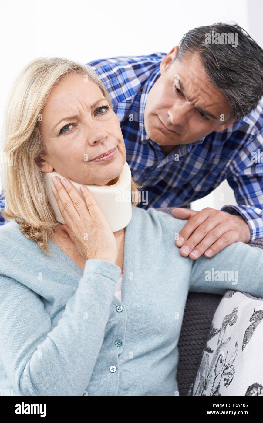 Il marito è consolante marito sofferenza con lesioni al collo Foto Stock