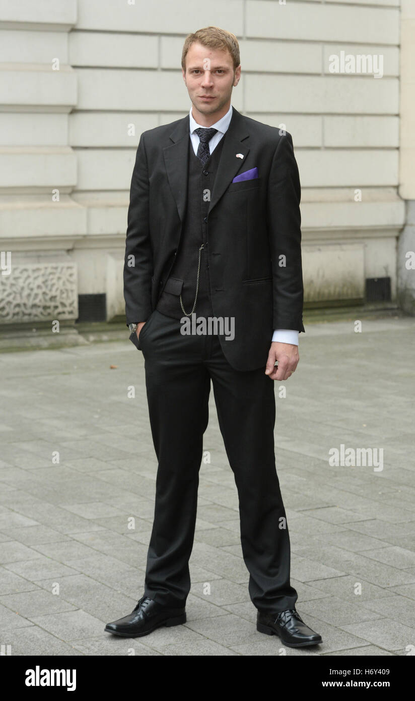 Paul Wright si erge al di fuori di Westminster Magistrates' Court, Londra, dove un'audizione per decidere se egli dovrebbe essere estradato in Grecia 13 anni dopo un crash mentre era in vacanza con i suoi amici è dovuto a prendere posto. Foto Stock