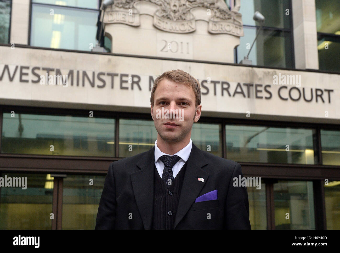 Paul Wright si erge al di fuori di Westminster Magistrates' Court, Londra, dove un'audizione per decidere se egli dovrebbe essere estradato in Grecia 13 anni dopo un crash mentre era in vacanza con i suoi amici è dovuto a prendere posto. Foto Stock
