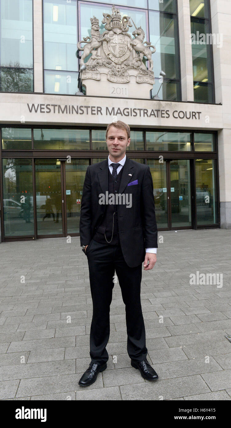 Paul Wright si erge al di fuori di Westminster Magistrates' Court, Londra, dove un'audizione per decidere se egli dovrebbe essere estradato in Grecia 13 anni dopo un crash mentre era in vacanza con i suoi amici è dovuto a prendere posto. Foto Stock