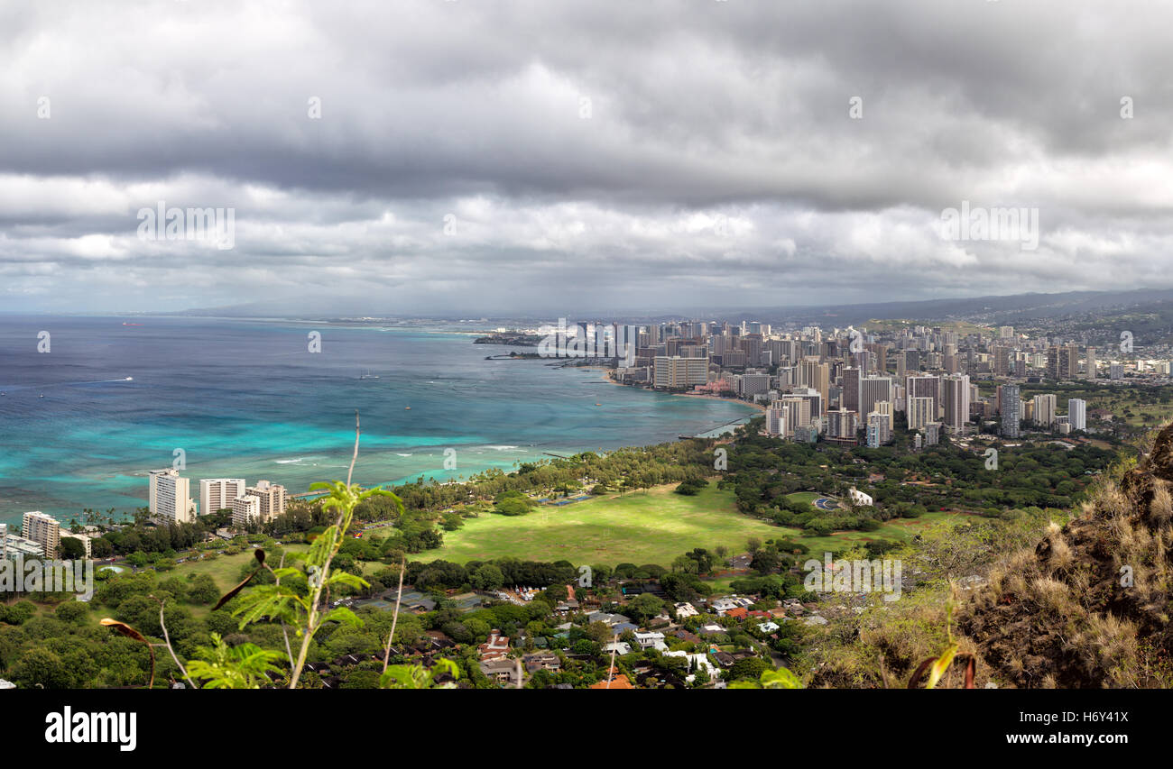 Vista dalla testa di diamante in direzione di Honolulu e Oahu, Hawaii, Stati Uniti d'America. Foto Stock