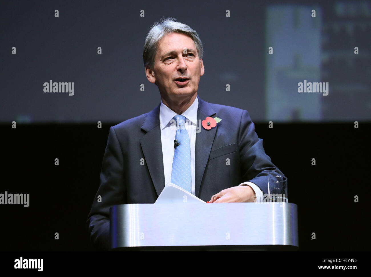 Il cancelliere Philip Hammond parlando a Microsoft il futuro della conferenza decodificati a ExCel di Londra come egli ha lanciato il governo è di nuovo National Cyber Security strategia, che definirà un'azione decisiva per proteggere l'economia del Regno Unito e la privacy dei cittadini britannici, incoraggiando l'industria per evitare di danneggiare il cyber-attacchi. Foto Stock