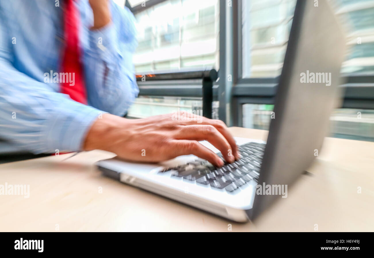 Un maschio nero mani usando un computer portatile Foto Stock