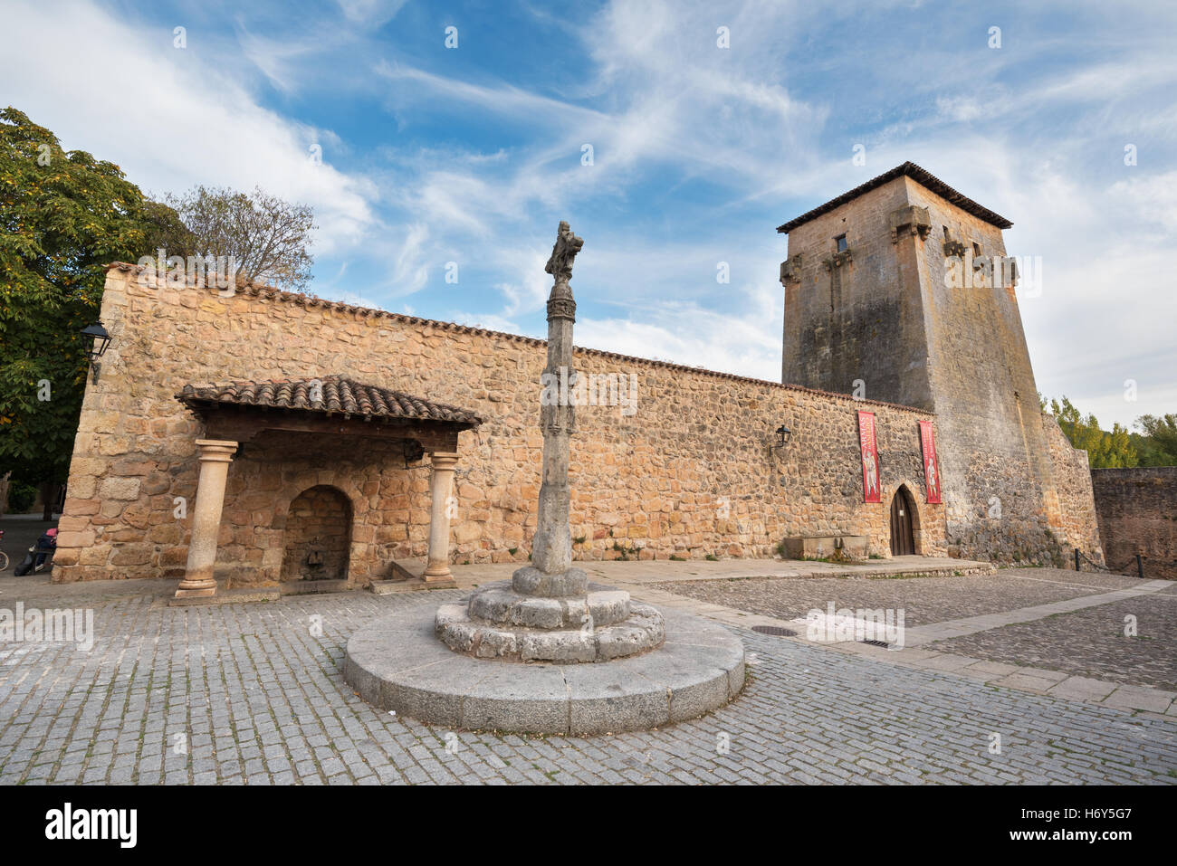 COVARRUBIAS, Spagna - 11 ottobre: Tower e antica fortezza su ottobre 11,2016 nell antico borgo medievale di Covarrubias. Foto Stock