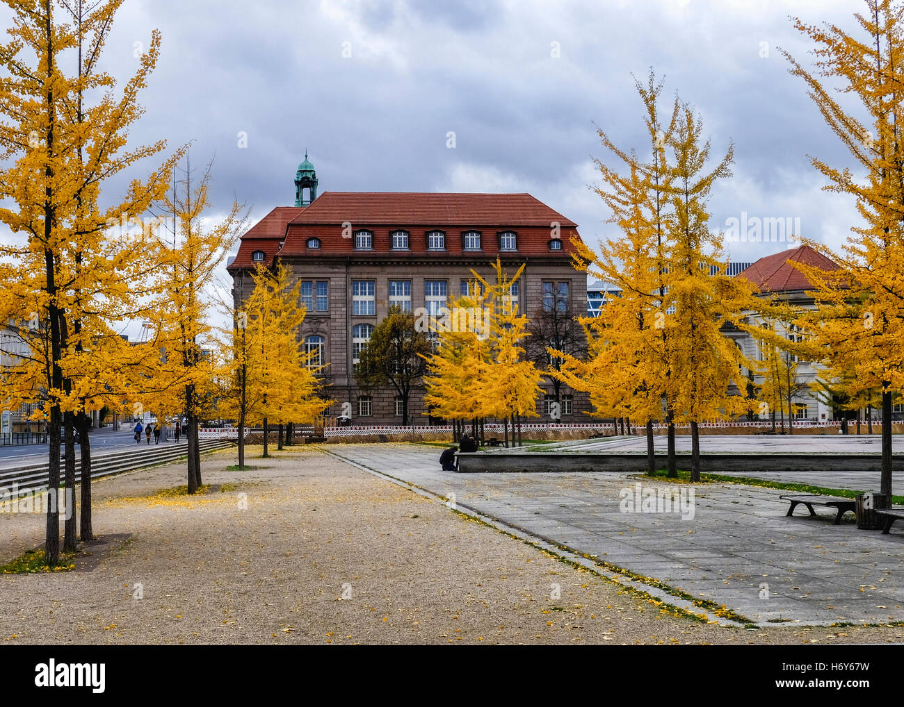 Invalidenpark, Berlino. Il ministero federale per gli Affari Economici e l'energia esterno dell'edificio con golden gingko alberi in autunno. Foto Stock